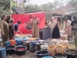 ‎PDI Perjuangan Salurkan Air Bersih untuk Warga Kekeringan di Lumbang, Pasuruan