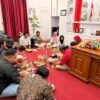 Cara Unik Zaini Wakil Ketua DPRD Pasuruan Serap Aspirasi, Warga Diajak Cangkrukan di Ruang Kerja ‎