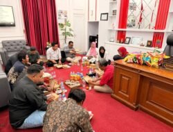 Cara Unik Zaini Wakil Ketua DPRD Pasuruan Serap Aspirasi, Warga Diajak Cangkrukan di Ruang Kerja ‎
