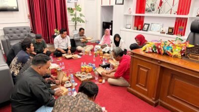 Cara Unik Zaini Wakil Ketua DPRD Pasuruan Serap Aspirasi, Warga Diajak Cangkrukan di Ruang Kerja ‎