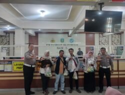 Kejutan di Samsat Bangil, Petugas Beri Sembako untuk Wajib Pajak Teladan