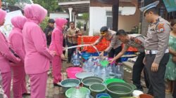 Polres Pasuruan Bersama Bhayangkari Salurkan Air Bersih dan Bansos untuk Warga Jatiarjo
