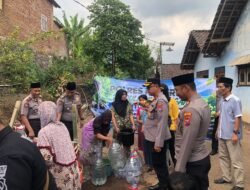 Polres Pasuruan Salurkan Air Bersih untuk Warga Terdampak Karhutla